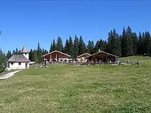 Bewirtschafteter Almkaser, Nationalparkinfostelle, private Berghütte und Kapelle St. Bernhard (von rechts nach links)