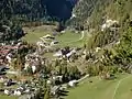 Ansicht auf das Bahnmuseum Albula, dem ehemaligen auffälligen Zeughaus, links vom Bahnhofsgebäude im Bildzentrum