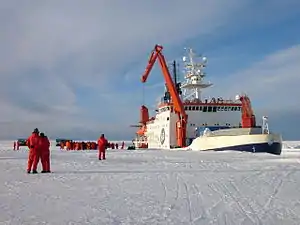 Das Versorgungsschiff Polarstern an der Atka-Bucht