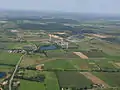 Schrägluftbild auf die Mülldeponie und die angrenzende Landschaft der nördlichen Nachbargemeinden