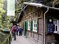 Rindenhütte an der Kahnstation