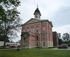 Das Menominee County Courthouse in Menominee, gelistet im NRHP Nr. 75000958