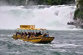 Juli 2017, Rheinfall Schaffhausen:Ein Touristik-Weidling