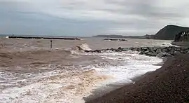 Sidmouth Bucht (rotes Meereswasser) 
mit Blick zu Salcombe Hill