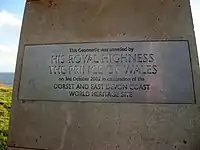 An der Geonadel angebrachte Metallplatte mit Inschrift zur Enthüllung.