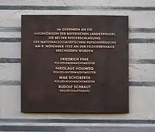Gedenktafel an der Residenz, zum Gedenken an die getöteten Polizisten, enthüllt am 9. November 2010