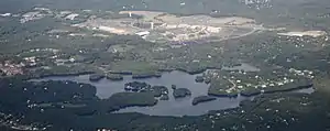 Neponset Reservoir mit Gillette Stadium im Hintergrund