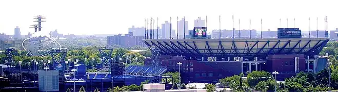 Das USTA National Tennis Center vom Citi Field aus betrachtet; rechts das Arthur Ashe Stadium, links das Louis Armstrong Stadium, 2010.