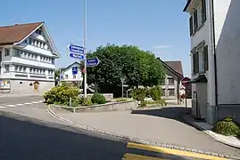 Kreuzung im Dorfzentrum
