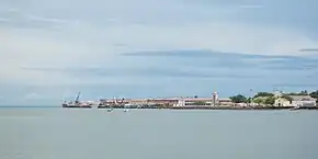 Ana Chaves Bay und das Zentrum von São Tomé.