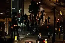 Foto einer nächtlichen Straßenszene mit Jugendlichen