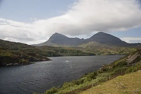 <Nordaufbauten des  Sàil Gharbhs (links) und des  Sàil Ghorms (rechts) gesehen vom Loch Cairnbawn an der Kylesku Bridge