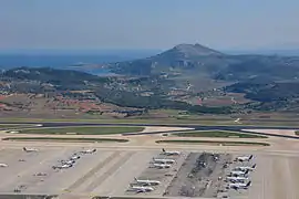 Blick über das Flughafengelände nach Vravrona