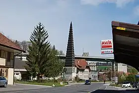 Reformierte Kirche von Flamatt,im Hintergrund die Autobahnbrücke der A12