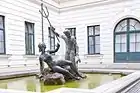 Isarnixenbrunnen („Münchener Nasentröpfelbrunnen“) im Innenhof des Palais