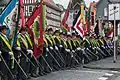 Die Männer- und Burschenführer „präsentieren ihr Gewehr“ bei der Aufstellung