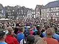 Morgendliche Aufstellung der Männergesellschaften und Burschenschaften auf dem Marktplatz