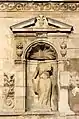 Statuennische an der Hoffassade des Logis