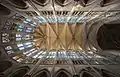 Sechsteiliges Kreuzrippengewölbe im Chor der Kathedrale St. Pierre in Beauvais, nach Einsturz durch Verdopplung der Säulenzahl aus einem vierteiligen entwickelt.