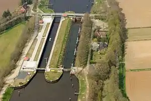Links die neue und rechts die alte Schleusenkammer