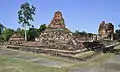 Chedi (links) und Mondop (rechts im Hintergrund)