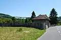 Friedhof, im Hintergrund der Autobahnviadukt Pont sur la  Mentue