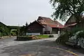 Dorfzentrum mit Bushaltestelle