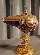 Achatschale, Montierung aus Gold, Email, Edelsteinen und Perlen von Melchior Baier d. Ä., Nürnberg 1536; Schatzkammer der Münchner Residenz.