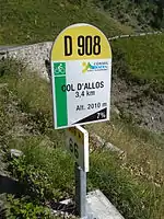 Eine der speziellen Kilometermarken für Radfahrer im Aufstieg von Barcelonnette
