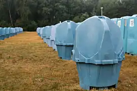 Toi Toi-Pissoire auf der Haltestelle Woodstock 2014