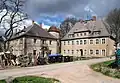 Herrenhaus (Nr. 23), Gutsverwalterhaus (Nr. 22), Wirtschaftsgebäude (Nr. 15) und Torwächterhaus (Nr. 19) sowie Einfriedungsmauer (Einzeldenkmale der Sachgesamtheit 09300395)