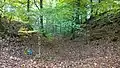 Oberer Halsgraben zw. nördlichen (li.) und mittlerem (re.) Burgplateau