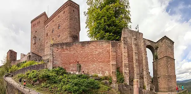 Stauferzeitlicher Brunnenturm mit Bogenbrücke (ganz rechts)