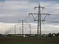 C1-Mast: vorn ein Abspann­mast, dahinter Tragmaste