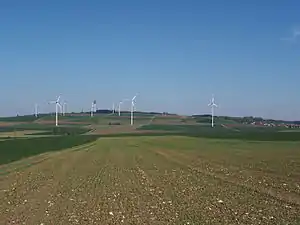 Übersicht von Westen, dahinter der Fernmeldeturm Schnittlingen. Stötten ist rechts im Bild zu sehen.