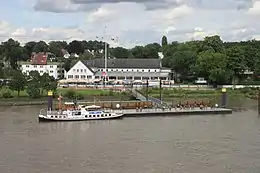 Der Ponton vor dem Schulauer Fährhaus mit der historischen Fähre Lühe
