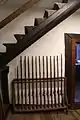 Heimatmuseum Veringenstadt: Mittelalterliche Treppe und Gewehre aus dem 19. Jahrhundert.