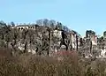 Das 1979 errichtete Basteirestaurant greift elbseitig die Bögen der Basteibrücke auf
