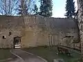 Rückseite des Hungerturms mit Stadtmauerresten