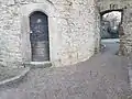 Eingangstür und Stadtmauerdurchgang