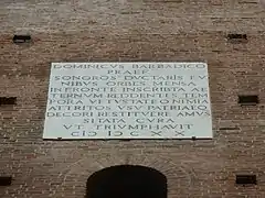 Inschrift unterhalb der Turmuhr