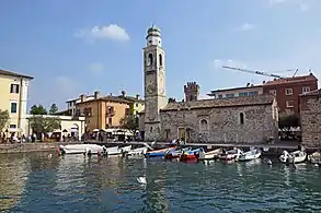 Die zum Hafen gewandte Nordseite der Kirche S. Nicolò