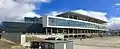 An der Längsseite der Intility Arena liegen die Räumlichkeiten der Valle Hovin videregående skole (April 2017)
