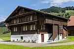 Typisches Tätschdachhaus mit Klebdächern