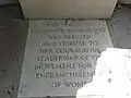 Inschrift zu Füßen der Statue