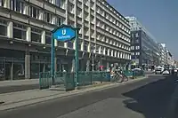 Stadtmitte, Berlin:Zugang in Mittellage der Straße auf einer Verkehrsinsel