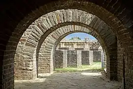 Innerer Umgang unter den Rängen des rekonstruierten Amphitheaters