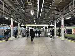 Bahnsteig im Bahnhof Tokio