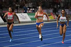 100-Meter-Finale kurz vor dem Ziel (v. l. n. r.): Mujinga Kambundji (Vierte), Dafne Schippers (Bronze), Imani-Lara Lansiquot (Sechste)