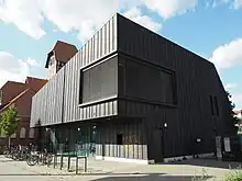 Fassade des Ergänzungsbaus der Mittelpunktbibliothek Treptow, im Hintergrund die denkmalgeschützte Alte Feuerwache nach dem Umbau
